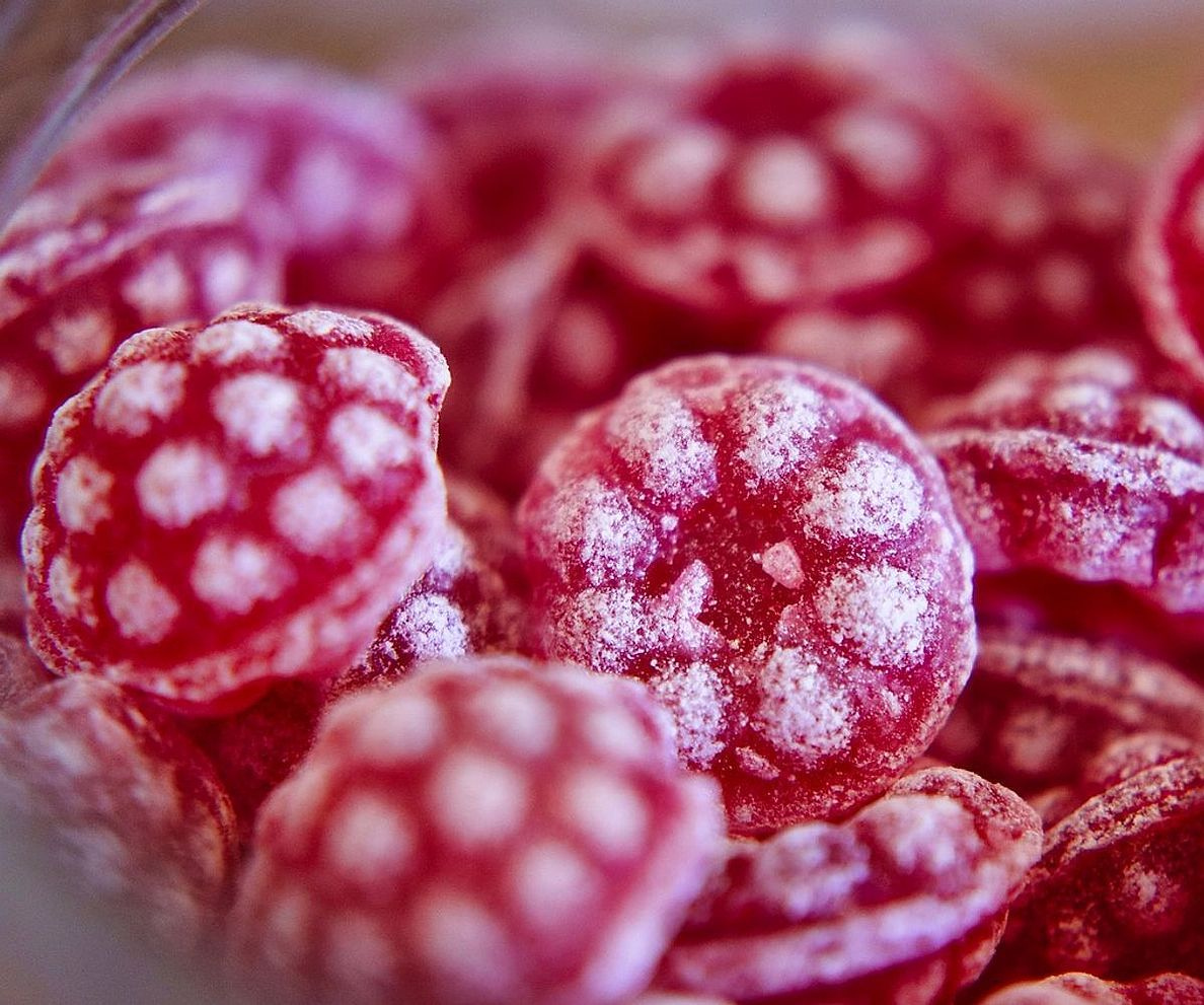 Manos preparando dulces artesanales en el taller