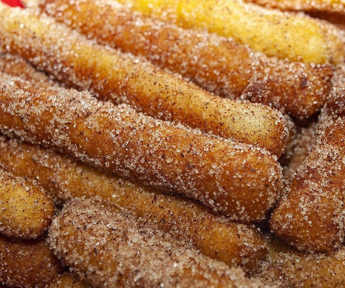Vitrinas llenas de chocolate artesanal y caramelos coloridos