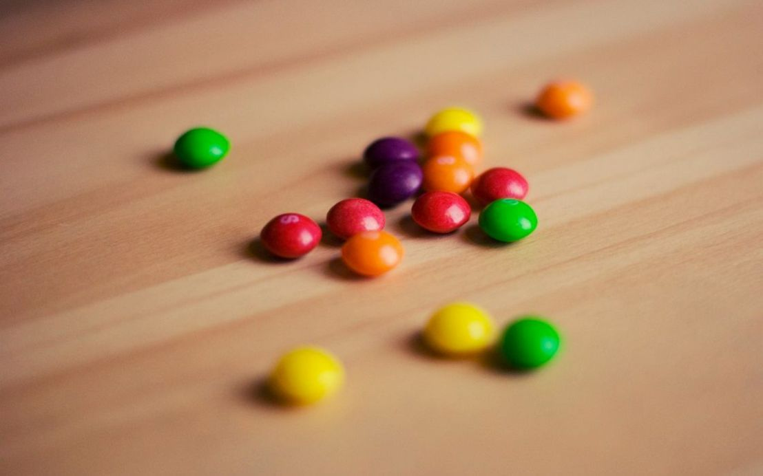 La fachada colorida de la tienda de dulces en una esquina soleada