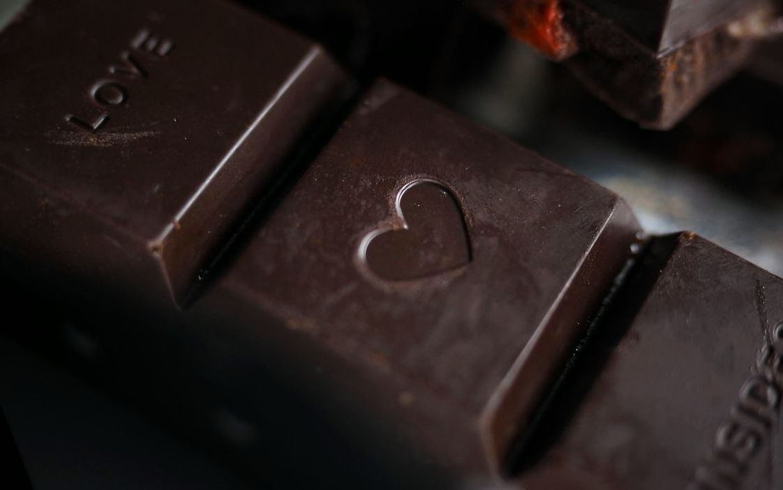 Una caja de regalo artesanal con caramelos variados