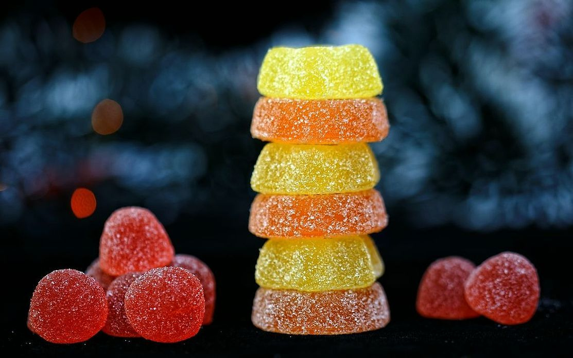 Una selección de dulces personalizados en presentación premium